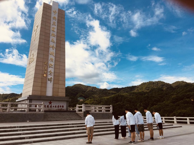 實踐隊向松毛嶺戰(zhàn)役中犧牲的烈士鞠躬默哀。福建船政交通職業(yè)學(xué)院供圖